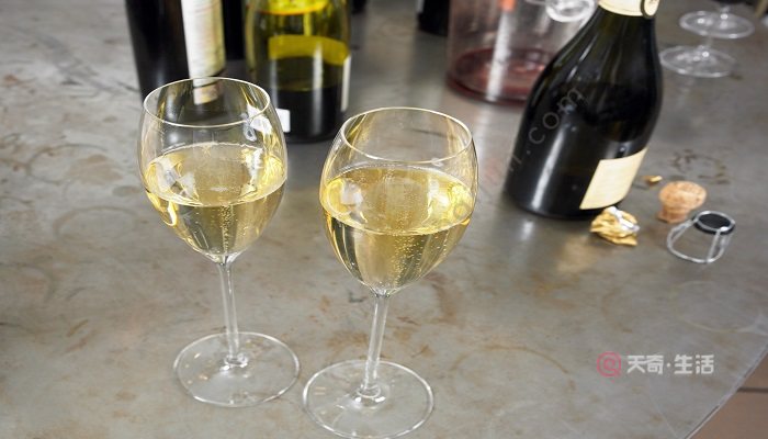 如何用白葡萄酒制作爽肤水 白葡萄酒制作爽肤水的好处(图2) 如何用白葡萄酒制作爽肤水